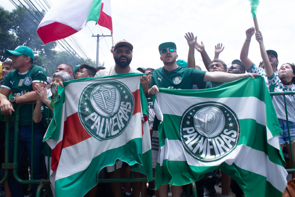 Torcedores enviam Palmeiras ao Mundial com festa e clima de