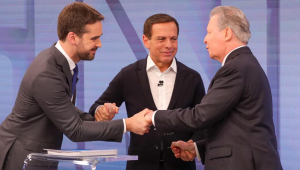 Eduardo Leite, João Doria e Arthur Virgílio apertam as mãos durante debate nas previas do PSDB