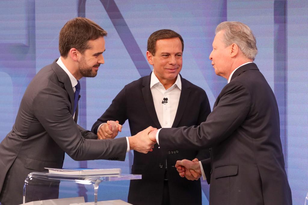 Eduardo Leite, João Doria e Arthur Virgílio apertam as mãos durante debate nas previas do PSDB