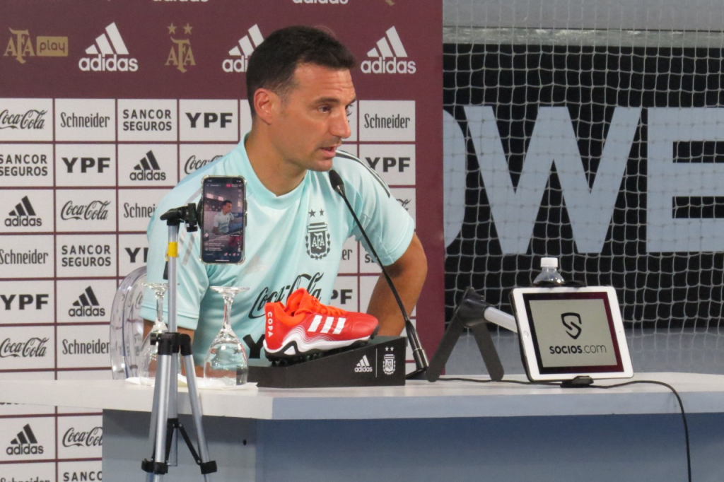 Lionel Scaloni durante entrevista coletiva pela seleção argentina