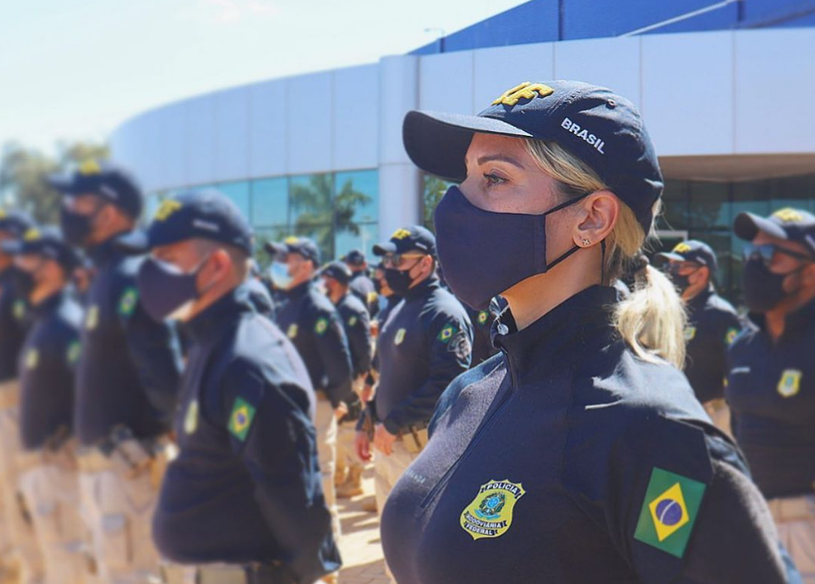 Silmara Miranda fardada como policial rodoviária federal