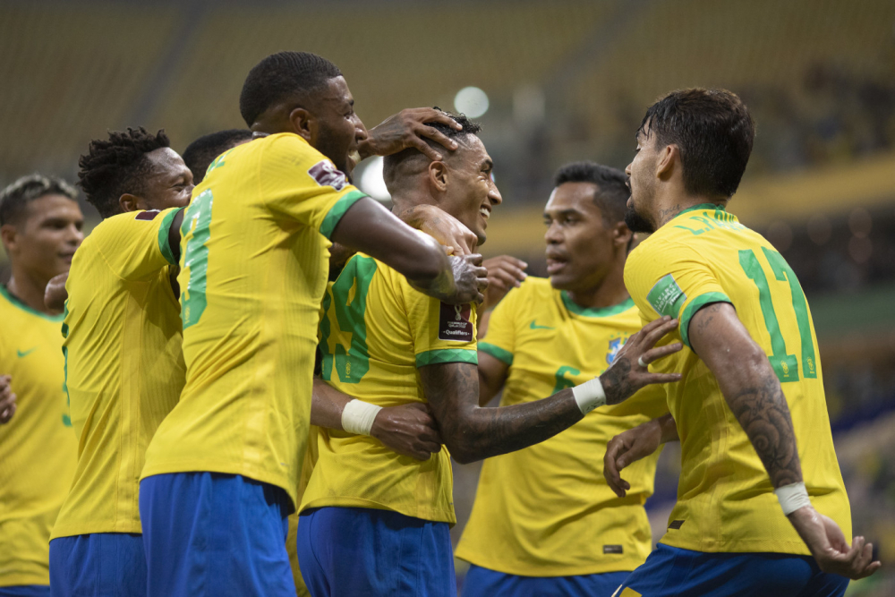 Jogadores da seleção brasileira comemoram gol contra o Uruguai, em vitória na Arena da Amazônia, pelas Eliminatórias da Copa do Mundo