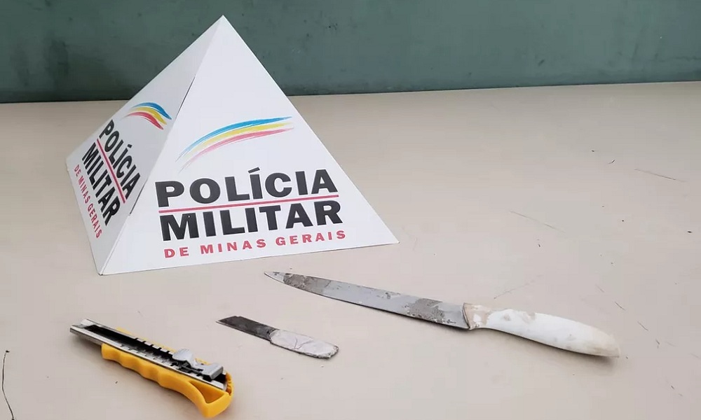 Faca usada no crime (de cabo branco) e canivetes portados pelo autor