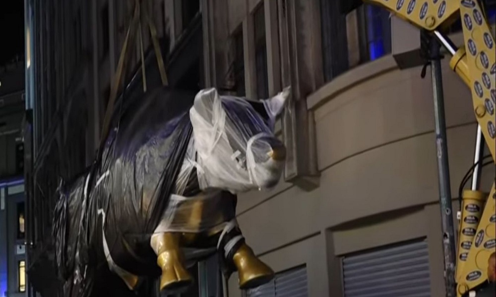 Estátua dourada de touro é removida do centro de São Paulo por guindaste