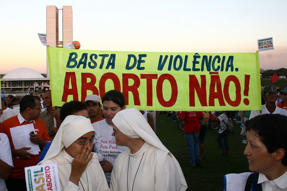 Manifestantes exibem placas e faixas durante protesto contra o aborto em frente ao Congresso Nacional