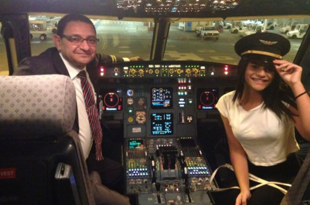 O piloto Geraldo Martins de Medeiros Junior e sua filha Vitória Medeiros na cabine de pilotagem de um avião