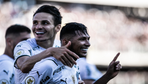 Rony e Raphael Veiga comemoram gol do Palmeiras contra o Santos na Vila Belmiro