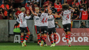 O Flamengo venceu o Internacional por 2 a 1 no Beira-Rio