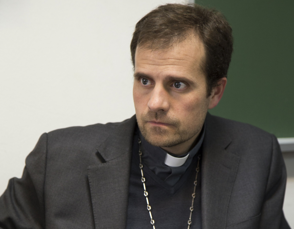 El ex obispo se casó con una escritora sobre erotismo y satanismo en España