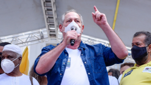 Ciro Gomes com o microfone na mão discursando em ato conta o presidente Jair Bolsonaro