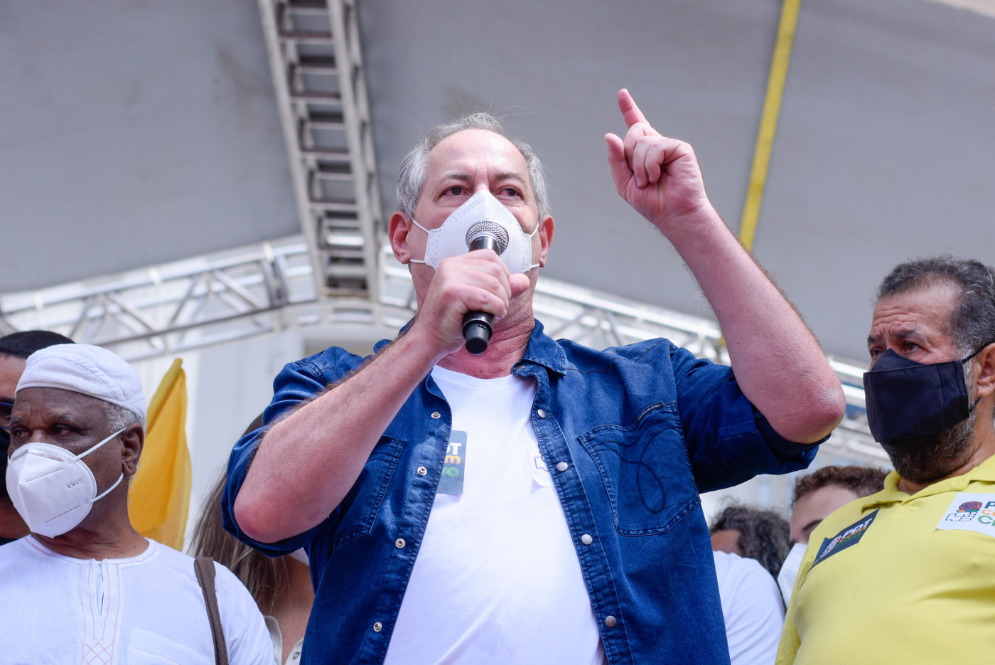 Ciro Gomes com o microfone na mão discursando em ato conta o presidente Jair Bolsonaro