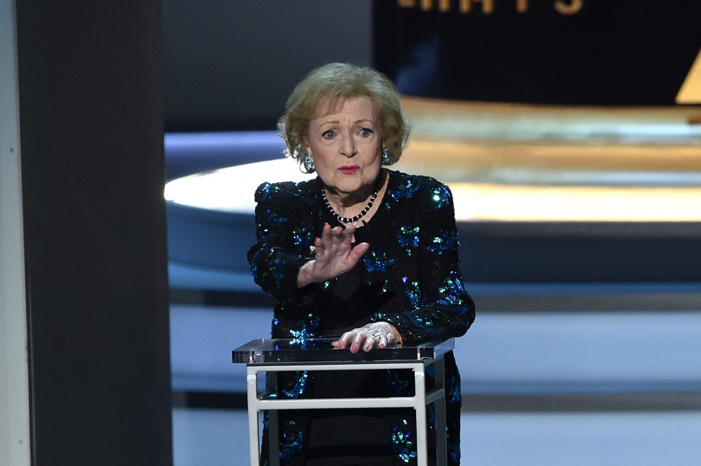 Mulher idosa branca em palco de premição 'Emmy Awards'