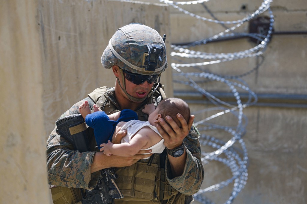 soldado dos eua com bebê nos braços