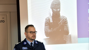 policial em coletiva de imprensa falando sobre presos por planejar atos terroristas