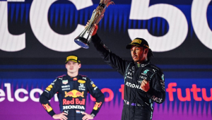 Hamilton ergue o troféu do GP da Arábia Saudita enquanto Verstappen observa