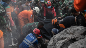 socorristas tentando salvar pessoas de explosão de vulcão na Indonésia