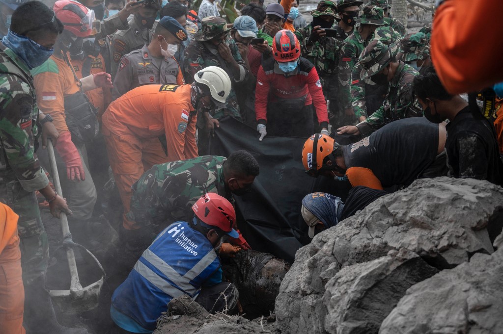 socorristas tentando salvar pessoas de explosão de vulcão na Indonésia