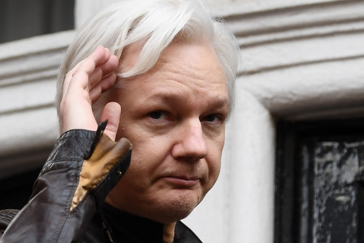 Julian Assange, fundador do WikiLeaks, deixa prisão e Reino Unido após confissão de culpa à Justiça dos EUA