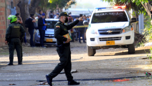 policial trabalhando em explosão na colombia