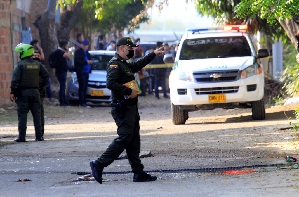 policial trabalhando em explosão na colombia