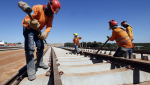 Operários trabalham intensamente na construção de um trecho de 855 km da ferrovia Norte-Sul