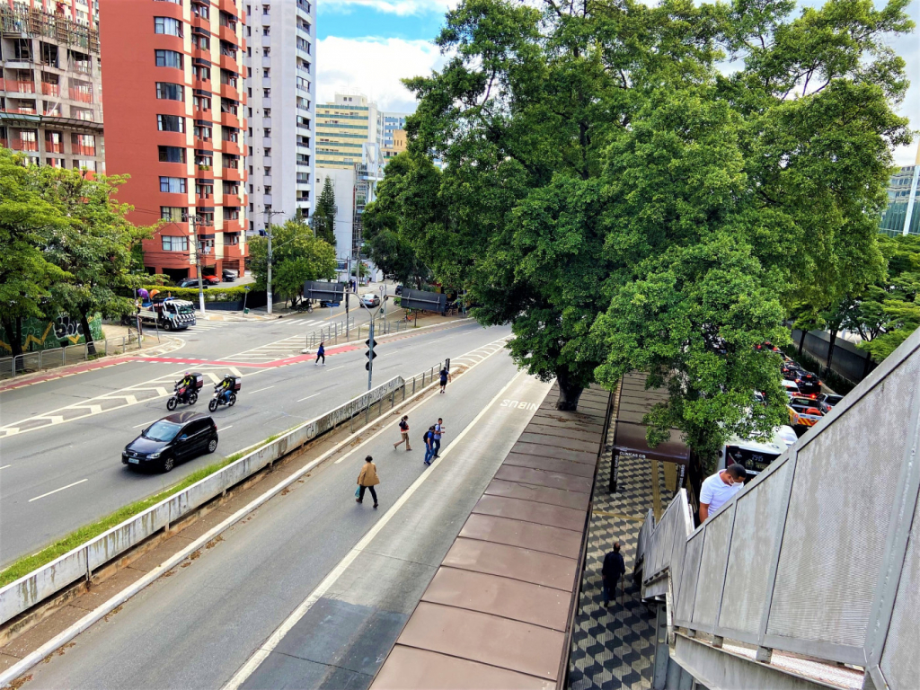 passarela sobre a avenida Rebouças em São Paulo