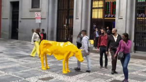 Escultura Vaca Magra instalada em frente à B3
