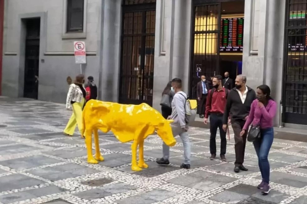 Escultura Vaca Magra instalada em frente à B3