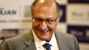 Geraldo Alckmin de terno cinza sorrindo