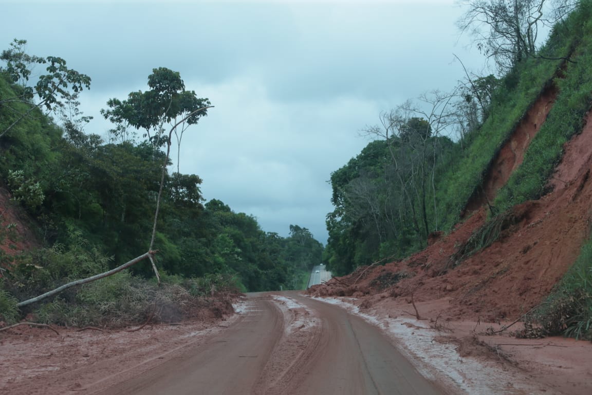 estrada interditada após chuvas na bahia