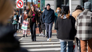 Pessoas caminham na Avenida Wisconsin durante as compras da Black Friday no distrito de Georgetown em Washington, DC, EUA