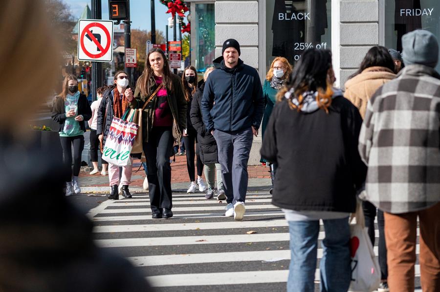 Pessoas caminham na Avenida Wisconsin durante as compras da Black Friday no distrito de Georgetown em Washington, DC, EUA