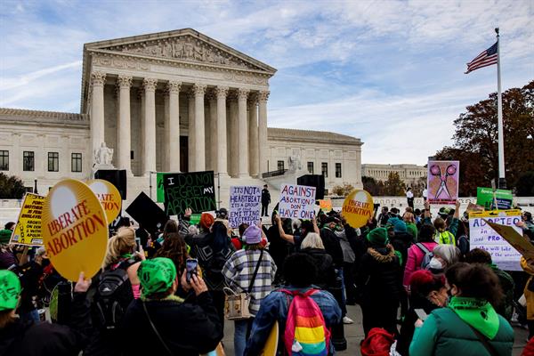 Manifestantes pró e contra o aborto na Suprema Corte dos EUA