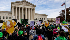 Manifestantes pró e contra o aborto na Suprema Corte dos EUA
