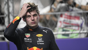 Max Verstappen com a mão na cabeça após batida em treino classificatório da Fórmula 1