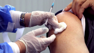 Profissional da saúde aplica vacina