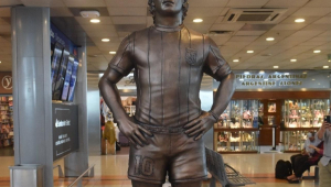 estátua de maradona no aeroporto de Buenos Aires