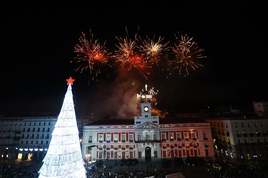 Fogos de artifício explodem acima de prédios e de árvore de natal iluminada em Madri, capital da Espanha