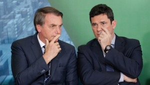 Jair Bolsonaro sentado ao lado de Sergio Moro