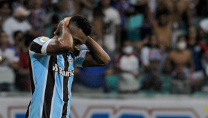 Borja leva as mãos à cabeça em partida do Grêmio