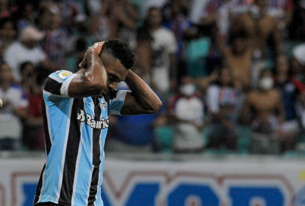 Borja leva as mãos à cabeça em partida do Grêmio