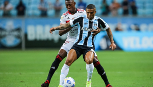 Douglas Costa sendo marcado por Léo durante vitória do Grêmio sobre o São Paulo