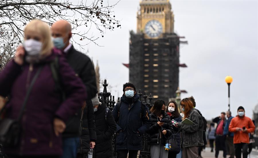 Pessoas fazem fila do lado de fora do hospital St. Thomas para receber a dose de reforço da vacina contra a Covid-19 em Londres