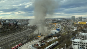 imagem aérea de fumaça saindo de chão após explosão de bomba em Munique