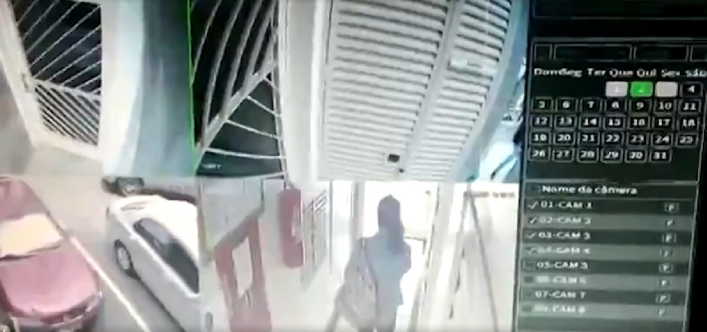 Imagem de câmera de segurança mostra mulher de cabelo comprido com mochila de costas