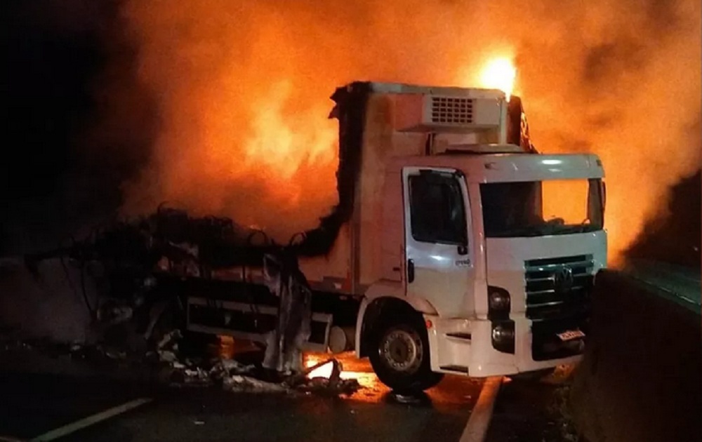 Caminhão em chamas após acidente na Rodovia Anchieta