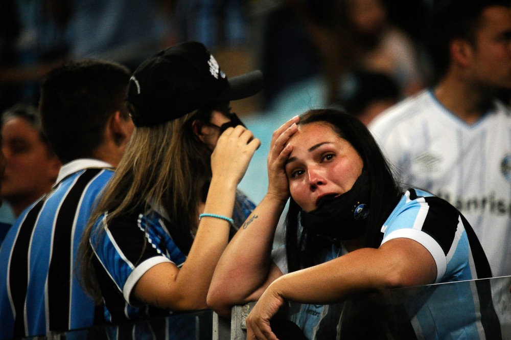 Torcedores do Grêmio lamentando a queda para a 2ª divisão