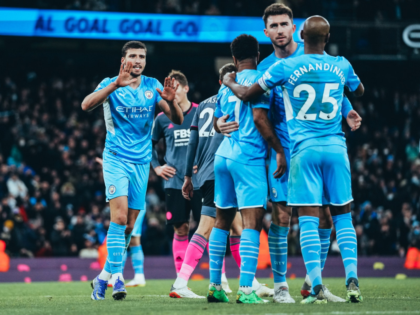 O Chelsea manteve a empolgação e, num jogo de bonitos gols, derrotou o  Leicester no King Power