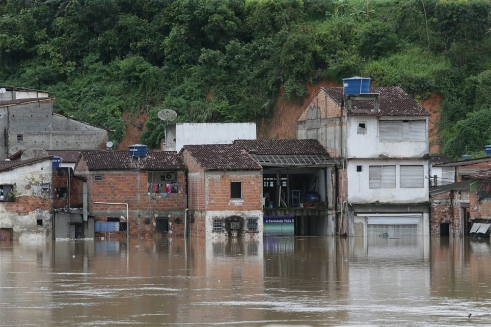 Casas são afetadas por inundações na Bahia