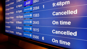 Voos cancelados da United Airlines para Chicago O'Hare e Cleveland no sistema de exibição de informações de voo do Aeroporto Internacional de San Francisco na véspera de Natal
